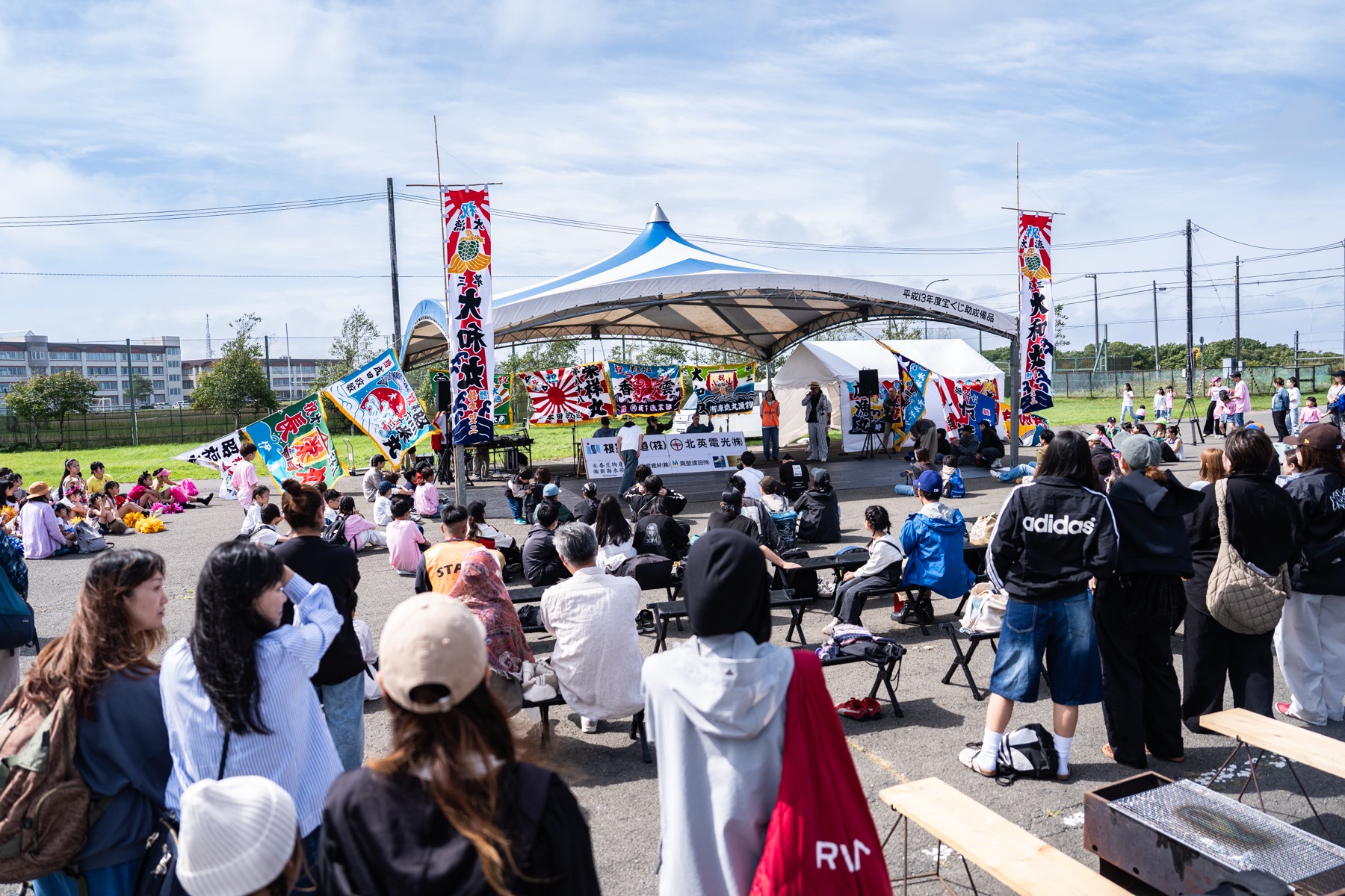 屋外ステージと観客でにぎわう Nemuro Beat the Floor の会場